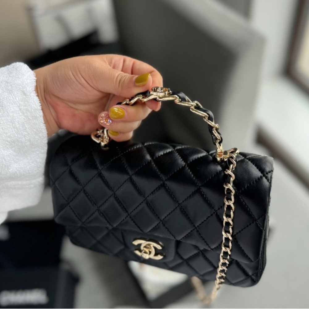 USED Classic 11.12 Chanel Hand Bag